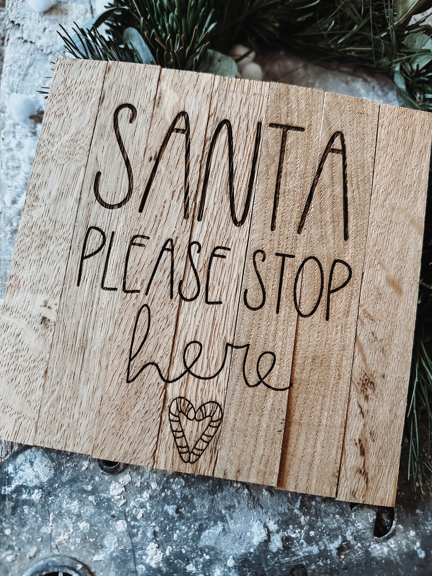 Holzschild „Santa please stop here“