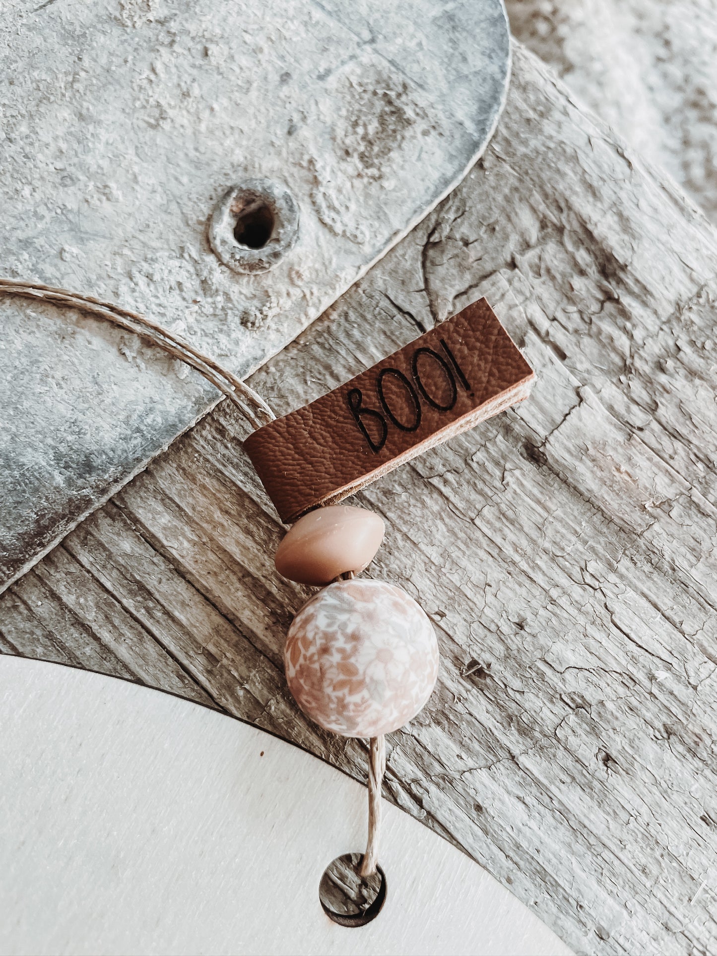 Totenkopfanhänger groß hell