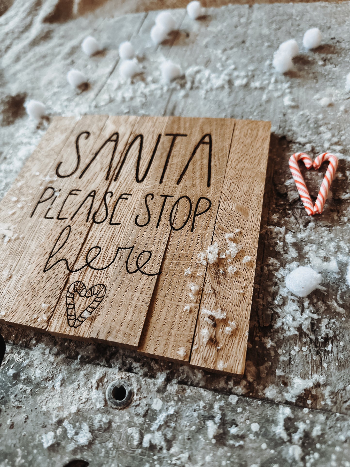 Holzschild „Santa please stop here“